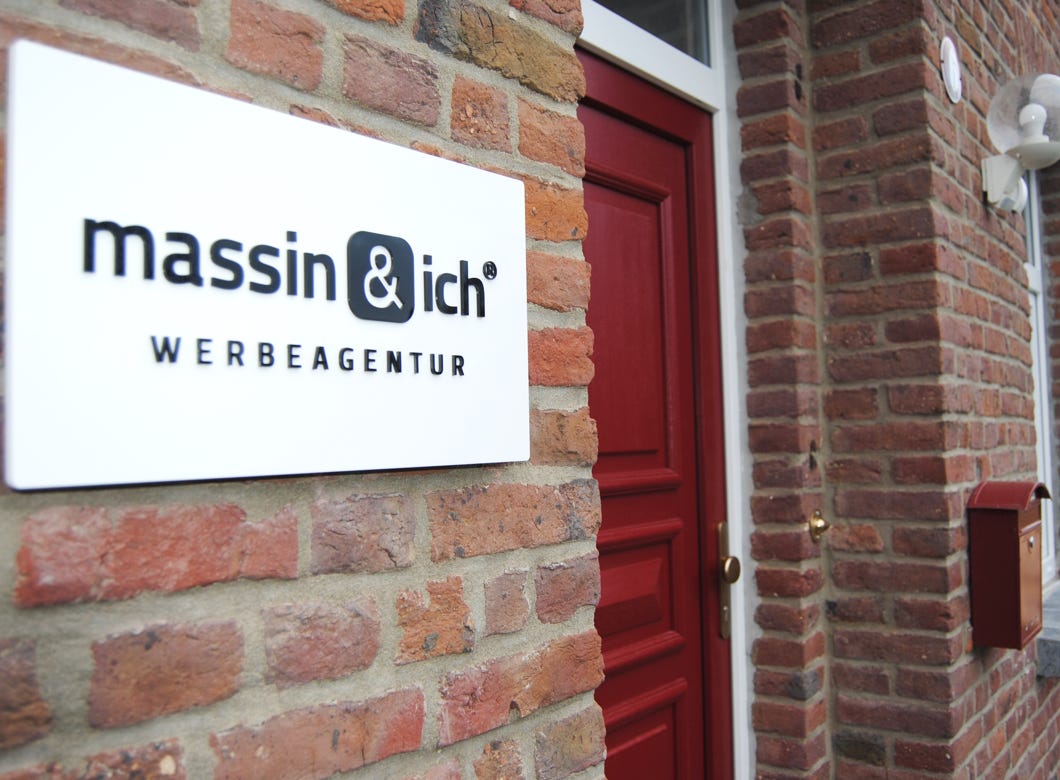 Firmenschild massin & ich&REG;, P&uuml;tterh&ouml;fer Weg 6, 41751 Viersen, Backsteine
